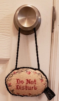 Letrero colgante de puerta floral verde bordado "No molestar" de colección de Two's Company Foto 1 de 4