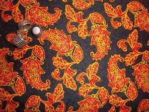 By the Half Yard Paradiso kräftiges rot & orange Paisley auf schwarz BTHY Blanko Quilten - Bild 1 von 3