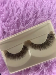 natural false lashes - Picture 1 of 3