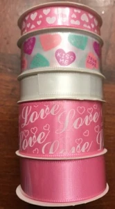 Nastro 15 iarde - 3 iarde (2,74 m) ciascuno - 5 bobine cuori rosa amore nuovo - Foto 1 di 3