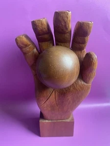 Figura grande escultura vintage de madera tallada sosteniendo a mano pelota de cricket H 11,5" - Imagen 1 de 8