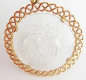 Ciondolo Corona Trifari Zodiaco Ram Intaglio Inverso Cristallo Intaglio Oro Pendente - Foto 1 di 5