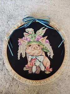 Cross stitch fancy dressed pig in a bonnet round hanger with lace trim pig - Bild 1 von 7