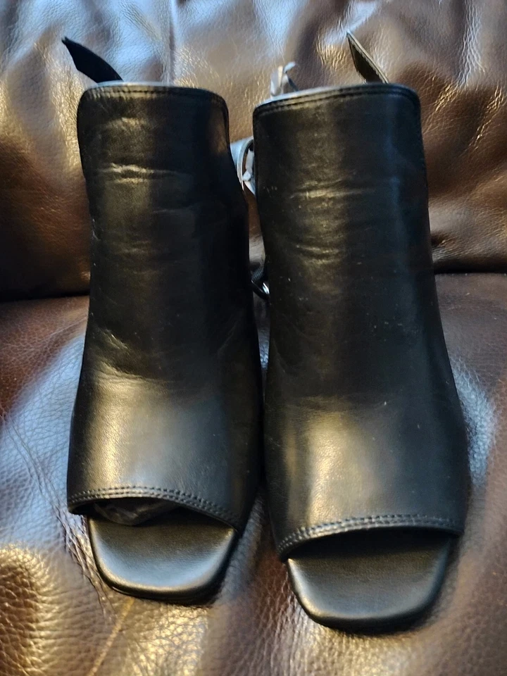 Botas peep toe Banana Republic pretas - Imagem 1 de 4