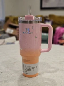Stanley Halloween H2.0 Flow State Quencher Becher | 40 oz | Spellcast Pink Neu - Bild 1 von 7
