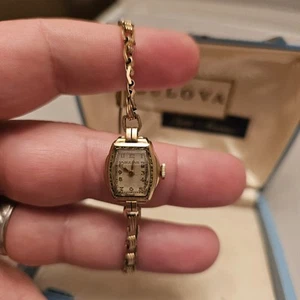 Reloj Bulova Damas, Cuerda Lleno de Oro 10K, Vitrina, Quinta Avenida Vintage - Imagen 1 de 24