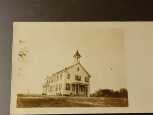 Grande vecchia casa scuola di campagna edificio RPPC cartolina posizione sconosciuta - Foto 1 di 2