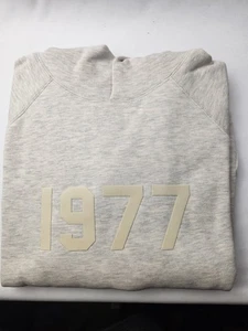 *NUEVO* Auténtica Sudadera con Capucha Fear Of God Essentials 1977 Avena Ligera TALLA S - Imagen 1 de 6