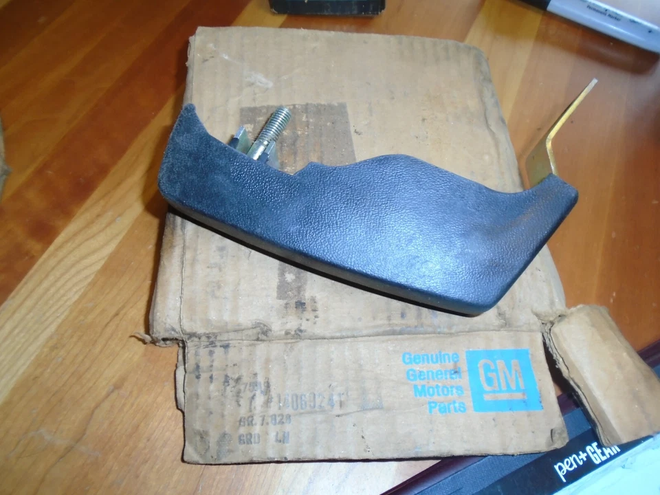 Protector parachoques delantero carrocería GM J 1984-1987 NOS CIMARRON CADILLAC CAVALIER 14069241 Foto 1 de 1