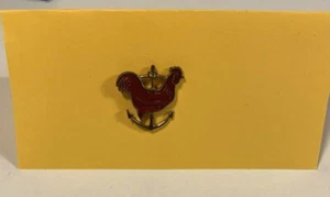 Spilla cappello gallo rosso vintage cravatta bavero tono oro spilla - Foto 1 di 3