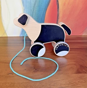 Lovevery The Pull Pup Juguete de madera para tirar de perro Movimiento de orejas y cola de desarrollo - Imagen 1 de 10
