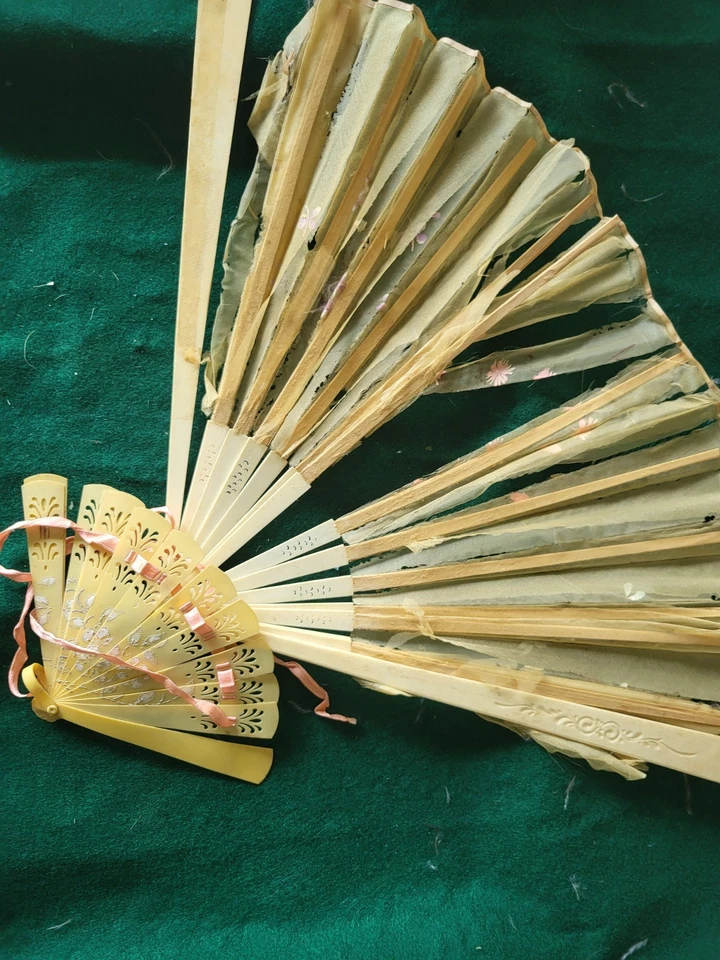 Dois ventiladores antigos, ambos rosa. - Imagem 1 de 1