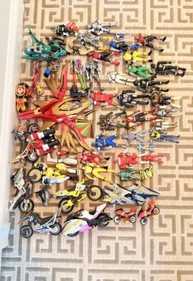 老式 Power Rangers 混合 30 多件万代动作玩偶、车辆和配件 — 第 1/4 张图片