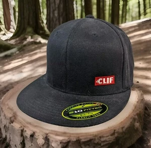 Clif Bar Flex 210 eng anliegende Mütze S/M schwarz rot gesticktes Logo 6 7/8 - 7 1/4  - Bild 1 von 7