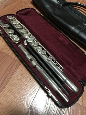 YAMAHA YFL-211SII Flute Used With Hard Case - Image 1 of 4