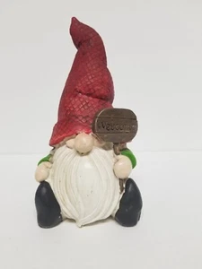 Wichtel mit Willkommensschild roter Hut Gartendeko sitzend 5,5" - Bild 1 von 8