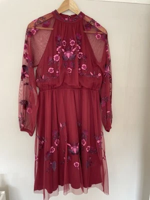 Vestido y volante con flores bordadas. Talla 12. Borgoña.  Foto 1 de 4