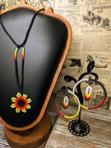 Rocailles Sonnenblume Halskette und Creolen & Feder Ohrringe - Bild 1 von 4
