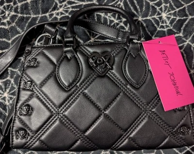 NUEVO CON ETIQUETAS Betsey Johnson XOROXIE Negro Calaveras Acolchado Bandolera Cartera Bolso Foto 1 de 4