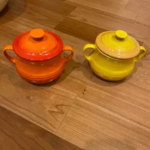 Le Creuset Sopa Cuenco Frijoles Olla con Tapa Juego de 2 Gres Naranja/Amarillo En muy buena condición - Imagen 1 de 7