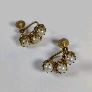 Vtg Triple Pearl Screw Back Earrings Grannycore Prong Set Collectible - Imagen 1 de 4