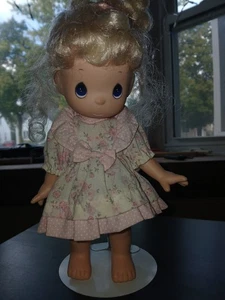 Precious Moments Vintage 1992 10 Zoll Puppe mit Ständer blonde lockige Haare - Bild 1 von 10