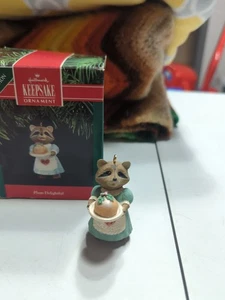 Hallmark 1991 ciruela delicioso mapache adorno de Navidad - Imagen 1 de 5