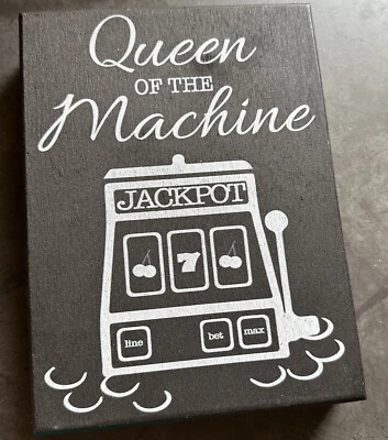 Ranuras para letreros de casino de madera JennyGems de “Reina de la máquina” Foto 1 de 4