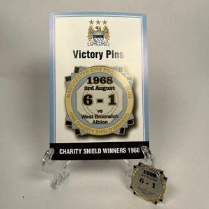 Manchester City MCFC FC Victoria Pins Pin Insignia y Tarjeta Caridad Escudo Ganador 1968 - Imagen 1 de 6
