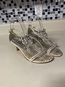 Beverly Feldman Princessa Pearl & Crystal EMBELLISHED Cream/silver Sandal size 7 - Picture 1 of 7
