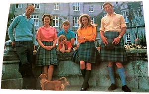 KÖNIGLICHE POSTKARTE, QUEEN ELIZABETH MIT IHRER FAMILIE HERVORRAGENDER ZUSTAND. - Bild 1 von 2