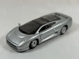 Maisto 1/24 Scale Die Cast Model Jaguar XJ220 - Silver - Picture 1 of 12