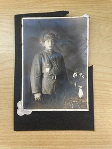 Foto de estudio japonés de la Segunda Guerra Mundial con nombre de gorra de piel insignia del ejército de Japón original China - Imagen 1 de 2