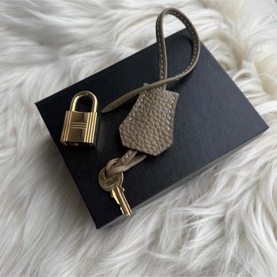 Auténtico Candado Hermes Oro Cadena y Llave Beige Crochet Cuero Correa Soporte Foto 1 de 4