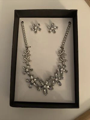 Conjunto de collar y aretes de flores de circonita cúbica bisutería K&M Designs Foto 1 de 2