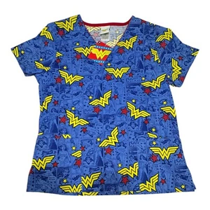 Blusa Médica DC Comics Para Mujer Talla M Mujer Maravilla Azul Manga Corta 3 Bolsillos Nueva con Etiquetas - Imagen 1 de 15