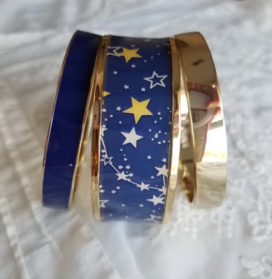 Juego de 3 Brazaletes Firmados CWONDER Christian Siriano Azul Amarillo Oro Tono Estrellas Pesado Foto 1 de 4