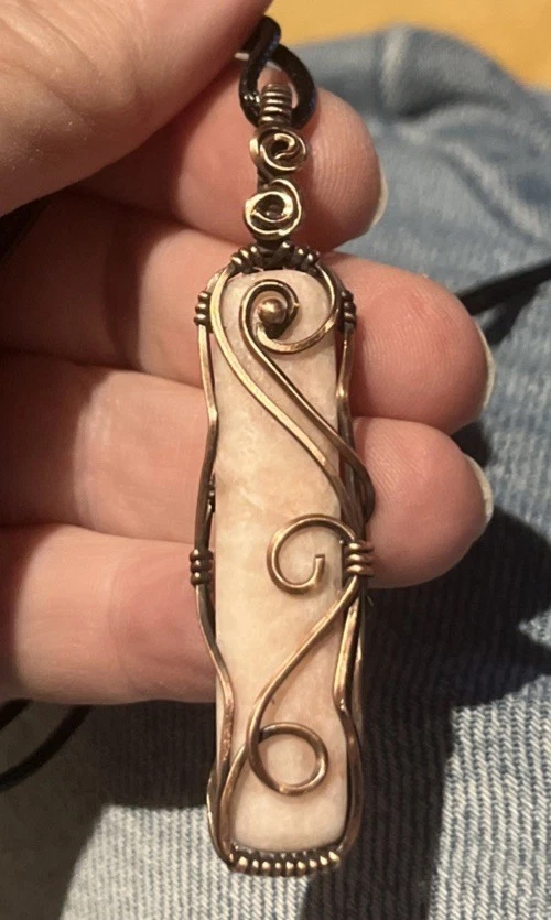 Ópalo rosa ~ Colgante hecho a mano envuelto en alambre de cobre 9a Foto 1 de 4