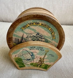 1964-65 Weltausstellung Holz Untersetzer Set mit Halter NYC Unisphere - Bild 1 von 12