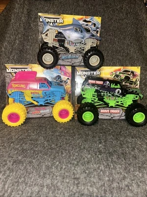 RARE M/J  1:24 Lot of 3 Series 25- Grave Digger/Ringling Bailey/Megalodon - Изображение 1 из 4