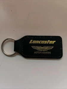 RARO LLAVERO VINTAGE ASTON MARTIN 1995 LANCASTER RECUERDOS AUTOMOTRICES LLAVERO - Imagen 1 de 2