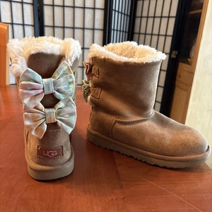 Botas UGG Kids Bailey Bow II Tie Dye - Castaño - Talla 3 EE. UU. - Excelentes - Imagen 1 de 24