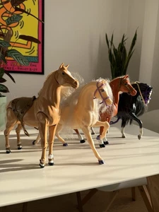 Barbie Doll Vintage Accessoires 4x Horses And 3x Sofa Seats Mattel - Picture 1 of 22