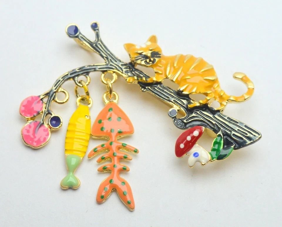 HERMOSO GATO GRANDE CON BROCHE DE PESCADO CON ESMALTE ANIMAL CHAPADO EN ORO Foto 1 de 4