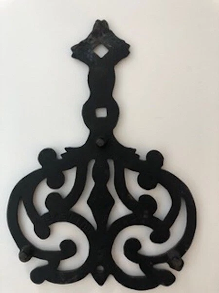 Vintage Wrought Iron Trivets. Two great looking Cast Iron Designs Foto 1 de 2