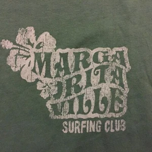 Camiseta Margaritaville Surfing Club Grande Verde NUEVA CON ETIQUETAS $32 Precio de venta sugerido por el fabricante - Imagen 1 de 5