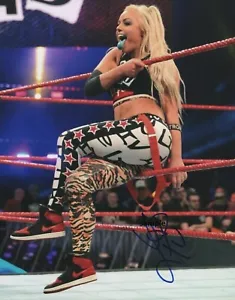 LIV MORGAN NACHDRUCK SIGNED 8X10 FOTO HANDSIGNIERT WEIHNACHTEN MANN HÖHLE WWE GESCHENK - Bild 1 von 1