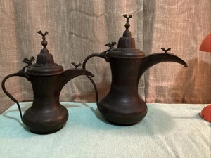 Dos cafeteras antiguas de latón Dallas de Oriente Medio - Imagen 1 de 16