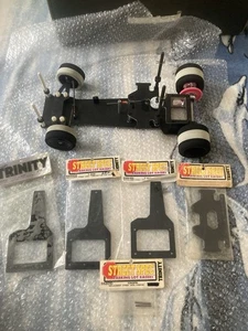 NEU UNGELAUFEN 1/10 RC TRINITY VINTAGE STREET SPEC CHASSIS & ERSATZTEILE SEHR SELTEN - Bild 1 von 12
