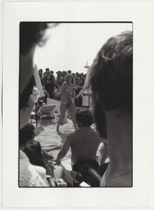 Orig. 80er Jahre Aktmodell umgeben von Fotografen, Cannes, von Philippe Cottret - Bild 1 von 1